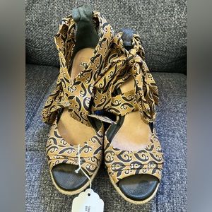 Ugg Luciano Wedge black and brown gold size 8